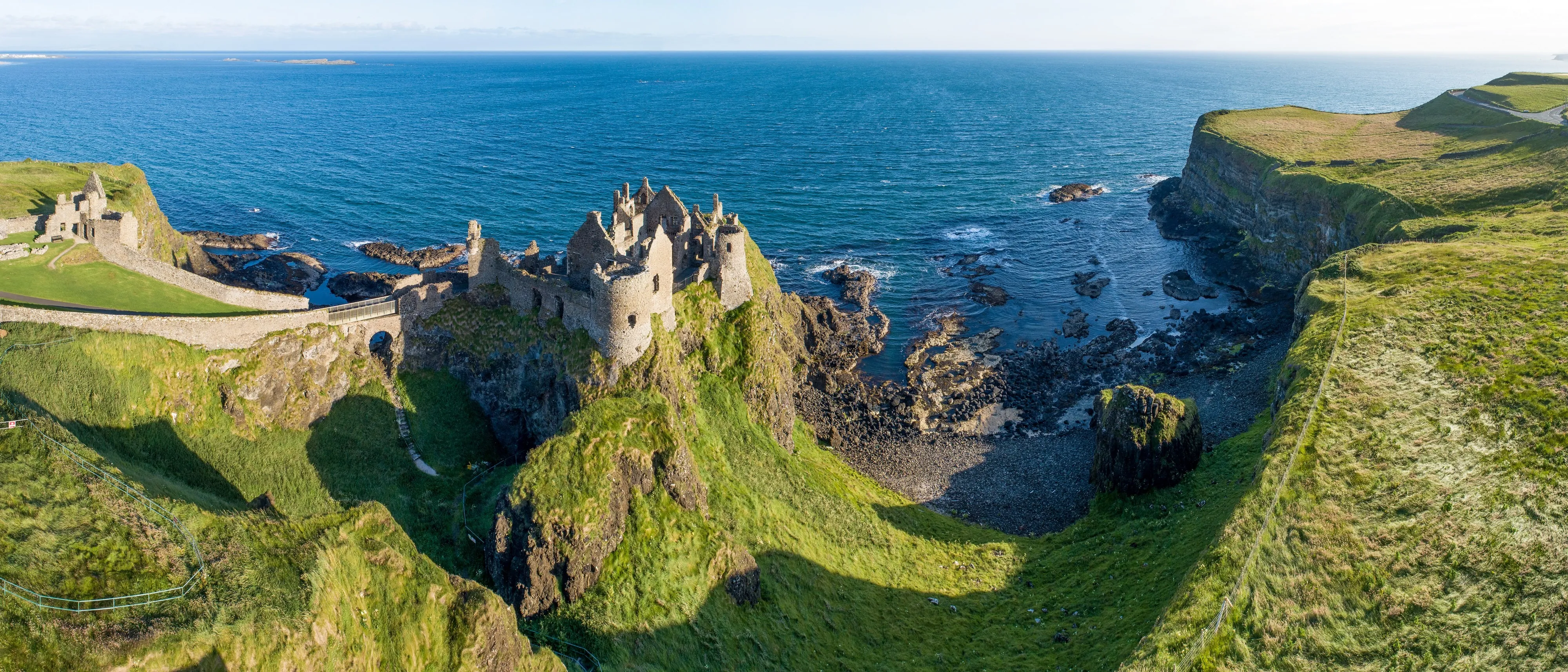 Luftaufnahme von Dunluce Castle - © kilhan