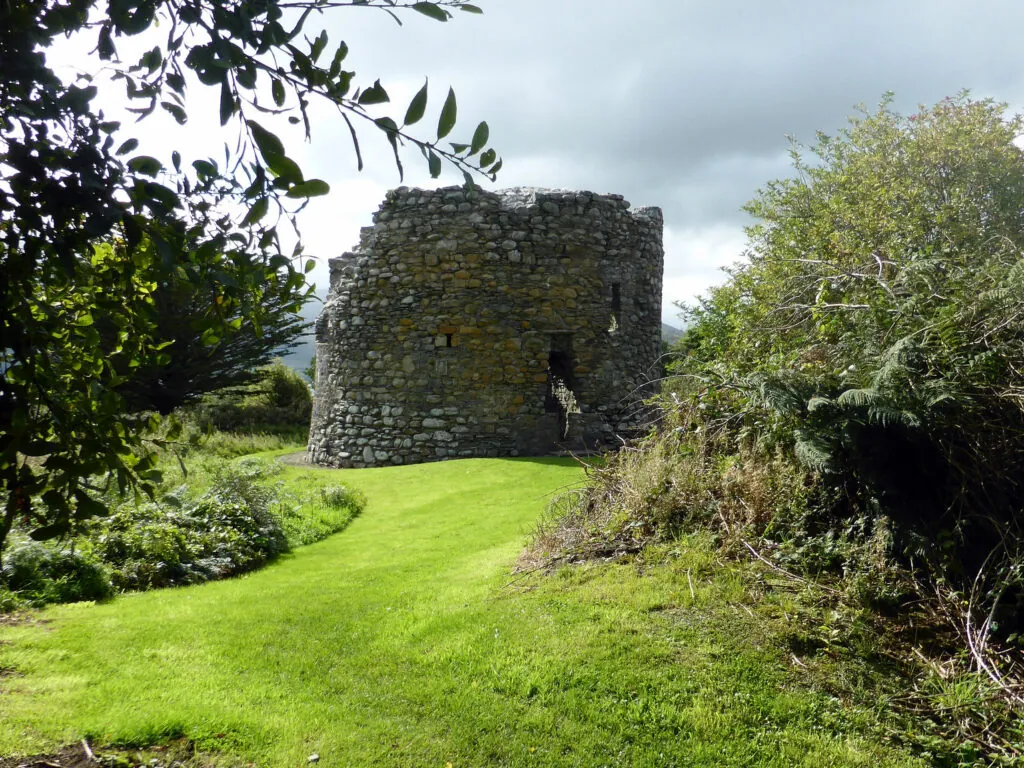 Das Parkavonear Castle - Sean MacEntee - cc