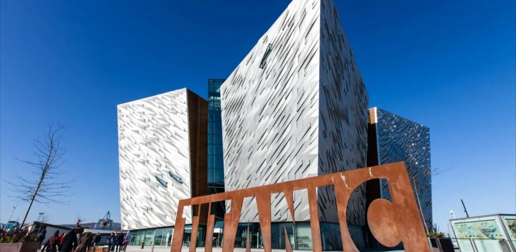 Titanic Belfast: Die berühmte Große Treppe zeigt sich in neuem Ambiente