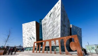 Metallfassade des Museums Titanic Belfast