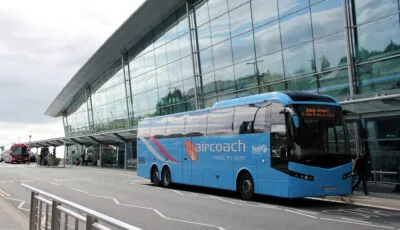 Vom Flughafen Dublin ins Stadtzentrum 2 Ein Aircoach-Bus vor dem Flughafen Dublin