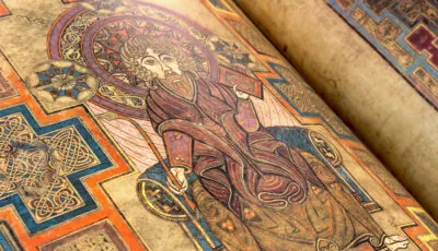 Die Old Library des Trinity College 3 Illuminierte Seite des Book of Kells im Trinity College Dublin