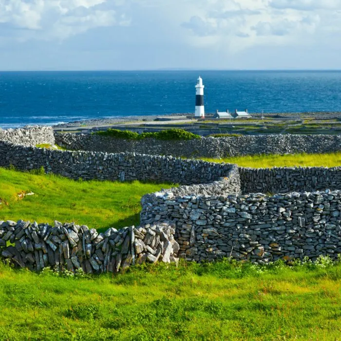 Der Leuchtturm von Inisheer 1 Inisheer lighthouse - © JUAN CARLOS MUNOZ
