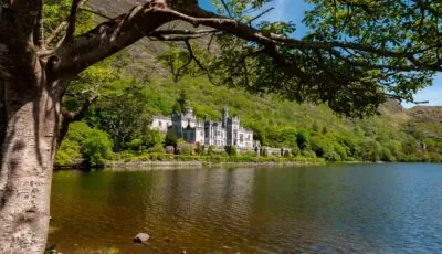 Kylemore Castle 3 Fassade von Kylemore Castle am Seeufer