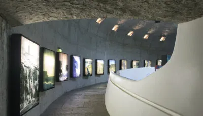 In die Landschaft integriertes Besucherzentrum der Cliffs of Moher