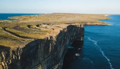 Das Fort Dun Aengus 2 Luftaufnahme der halbkreisförmigen Umwallungen von Dún Aonghasa auf Inis Mór