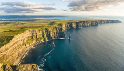 Felswände und Seevögel an den Cliffs of Moher