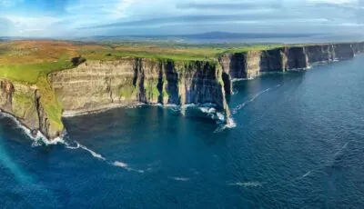 Panoramablick auf die Cliffs of Moher in Irland