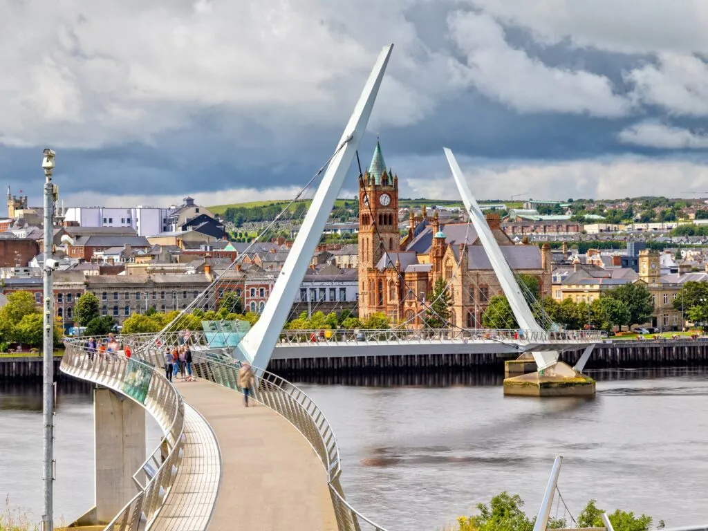Derry et le Peace Bridge - © susanne2688
