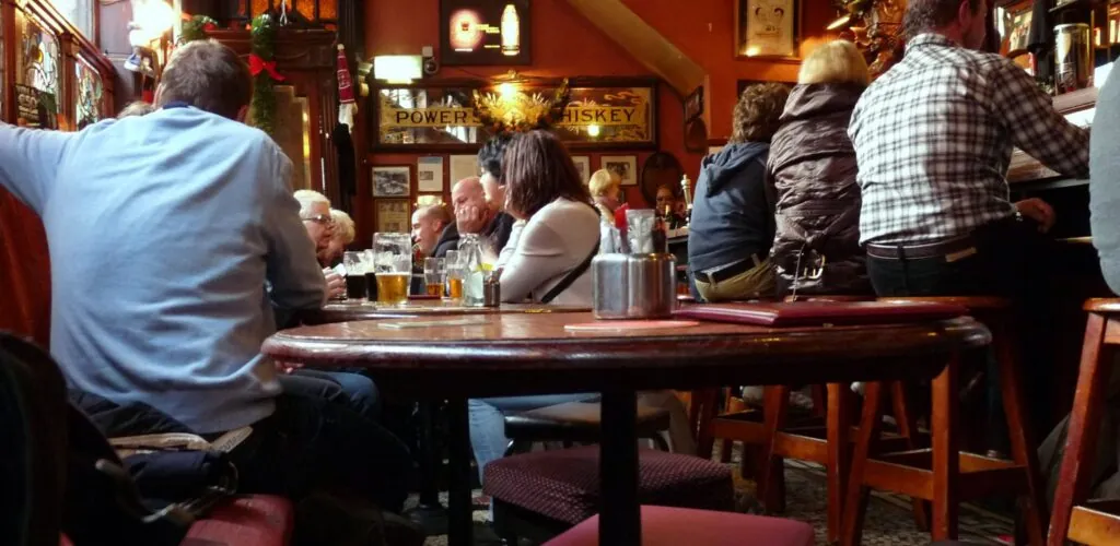 COVID-19: Irland verschiebt Phase 4 und verzögert Öffnung seiner Irish Pubs