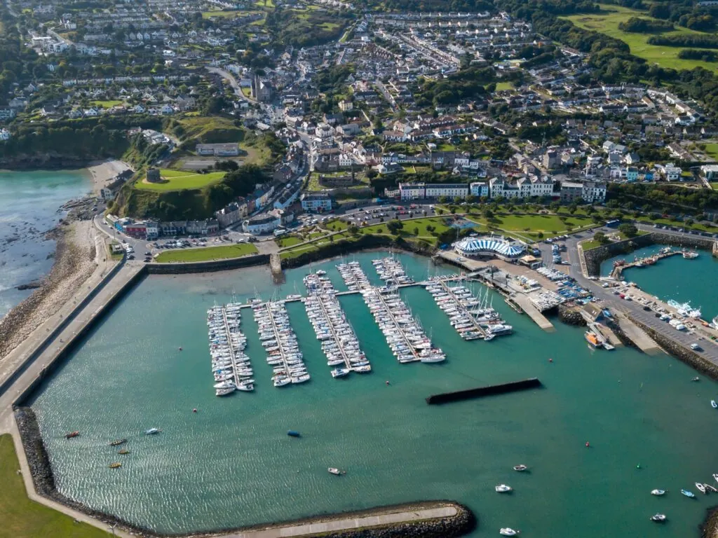Luftaufnahme von Howth und seinem Hafen - © Ire DronePhotography