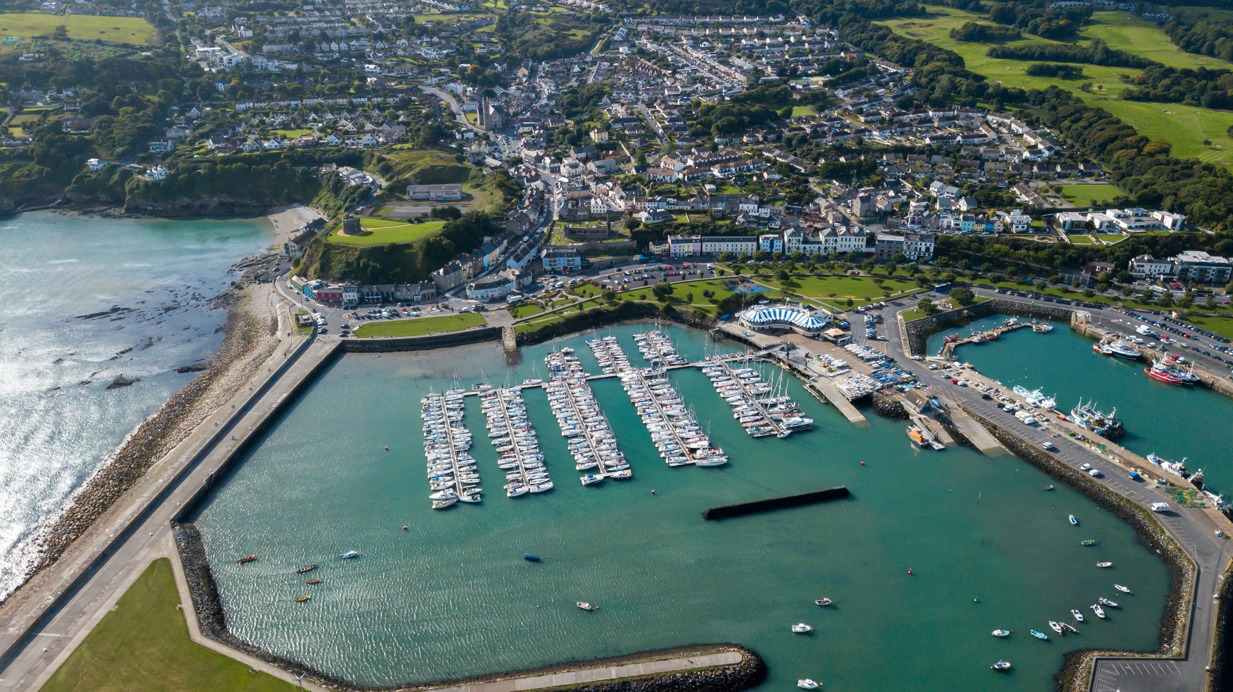 Luftaufnahme von Howth und seinem Hafen - © Ire DronePhotography