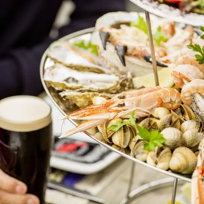 Eine Meeresfrüchteplatte im Johnnie Fox's Pub - Tourism Ireland