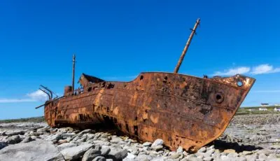 Verrostetes Wrack der MV Plassy auf den Felsen von Inis Oírr