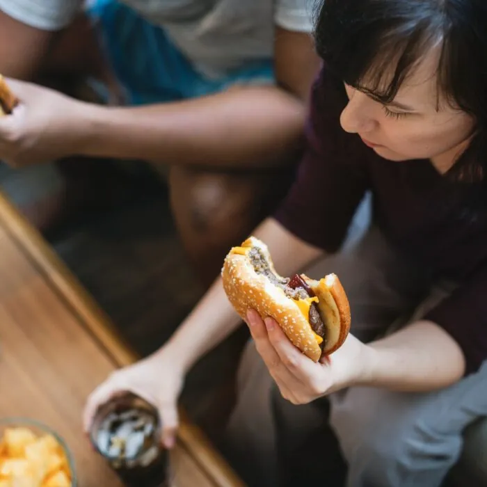 Un couple ayant utilisé le McDelivery de McDonald's - Rawpixel