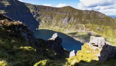 Coumshingaun Lough 1 Coumshingaun Lough am Fuß der Wände seines Gletscherkessels in den Comeragh Mountains