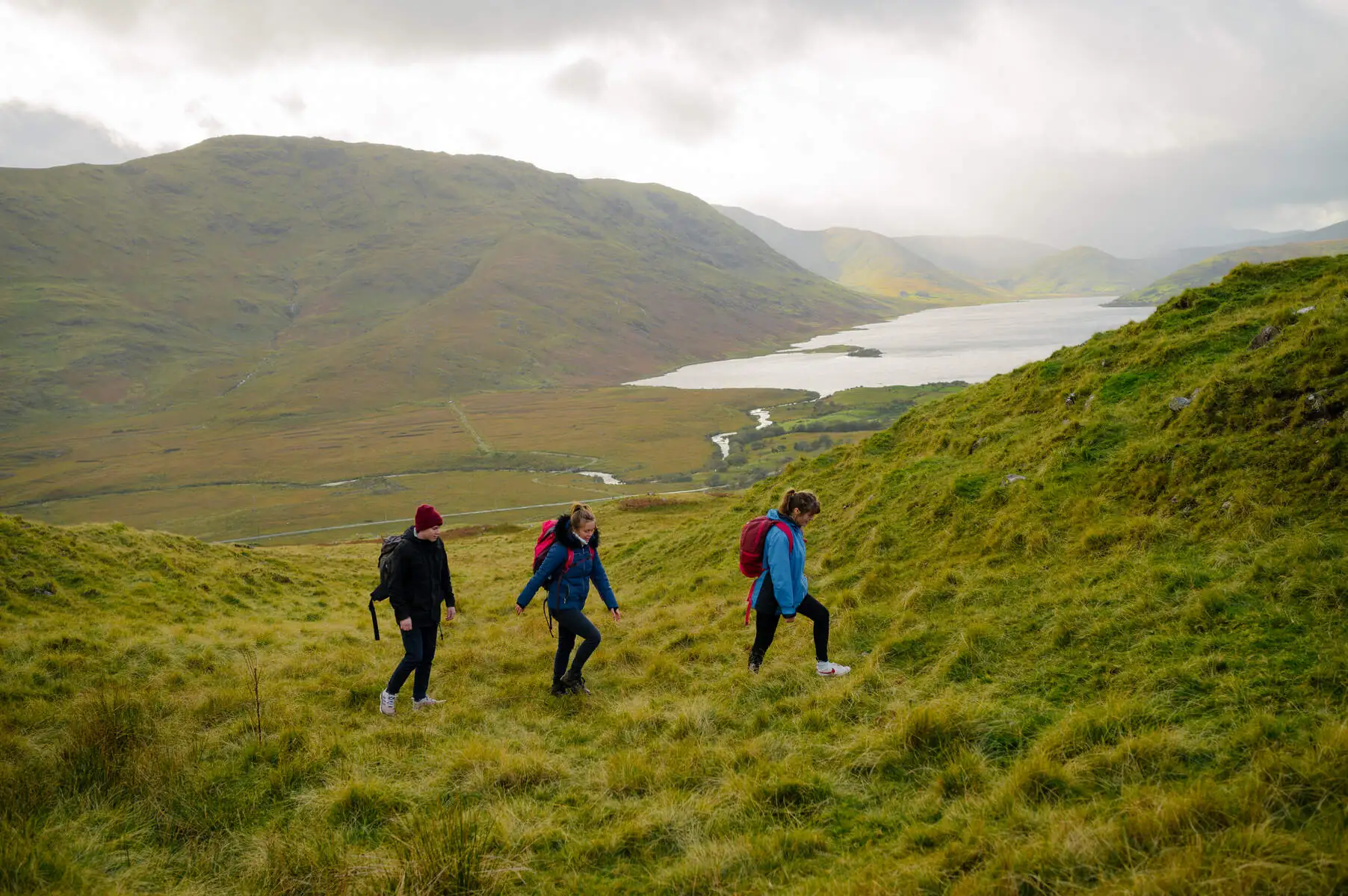 Le Lough Nafooey et des randonneurs - ©Joyce Country and Western Lakes Geopark