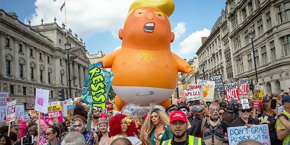 Trumps Besuch in Irland: Ein Baby-Trump-Luftschiff am Himmel von Dublin