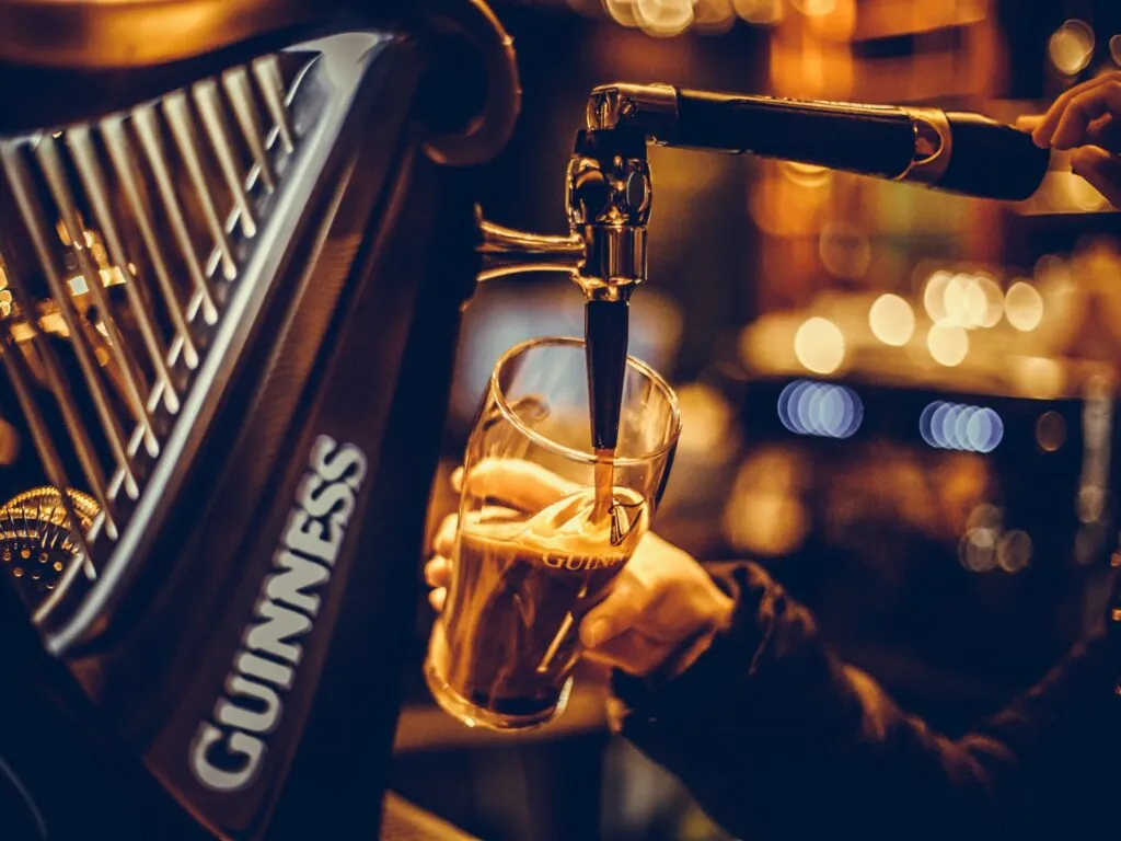 Une Guinness en train d'être servie - © bizoo_n