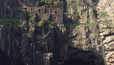 Bull Rock, sein Leuchtturm und sein natürlicher Tunnel vor der Beara-Halbinsel
