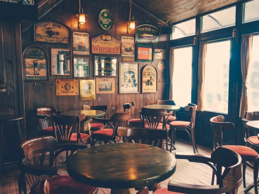 Un irish pub - Photo by Nikola Jovanovic