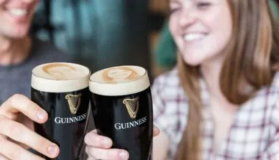Das Guinness Storehouse 6 Pintgläser Guinness, serviert an der Spitze des Guinness Storehouse