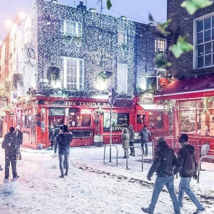 Schnee in Temple Bar in Dublin, Irland - @allexphotography
