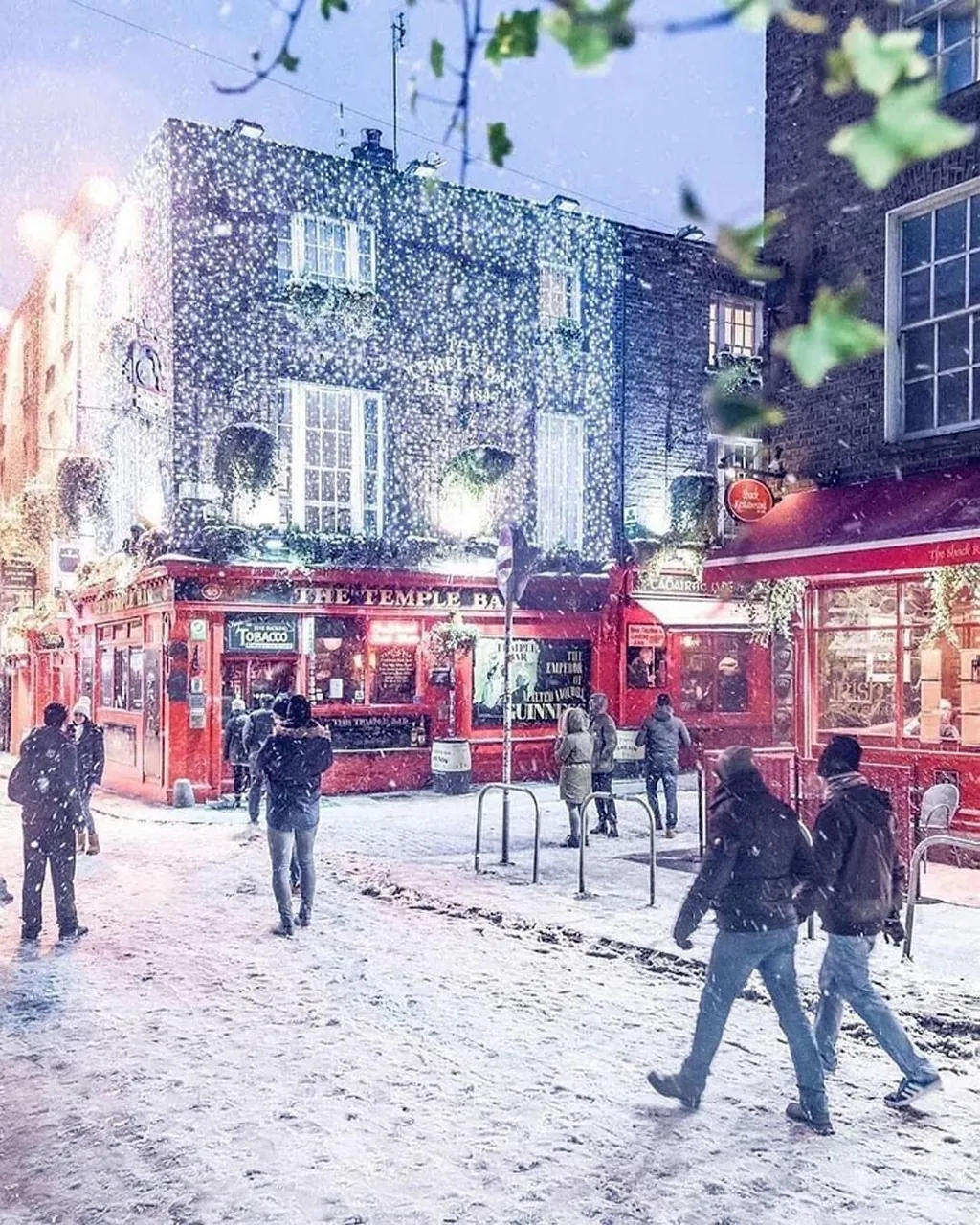 Schnee in Temple Bar in Dublin, Irland - @allexphotography
