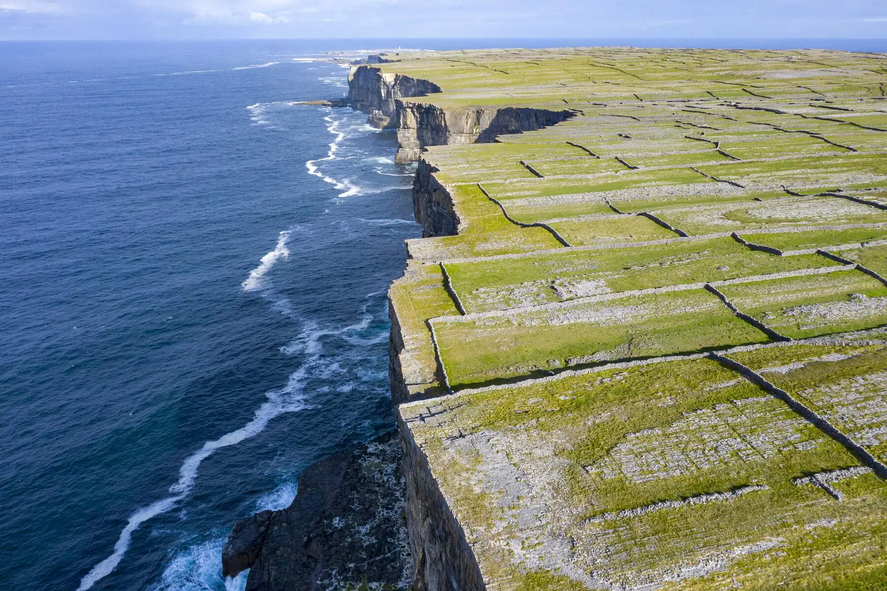 Die Klippen von Inishmore (Cliffs of Aran) - © Failte Ireland/Tourism Ireland