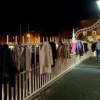Le Ha'Penny Bridge et ses manteaux solidaires à Dublin