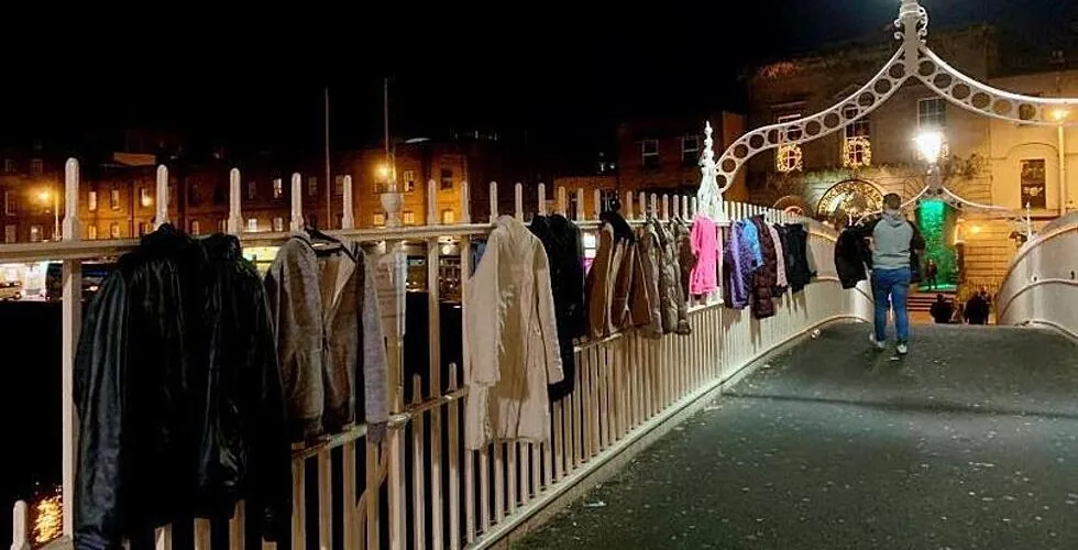 Dublin: Bewohner hängen Mäntel an die Ha’Penny Bridge für Obdachlose