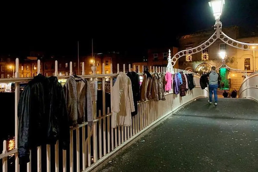 Le Ha'Penny Bridge et ses manteaux solidaires à Dublin