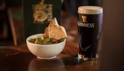Ein Irish Stew im Five Points in Belfast