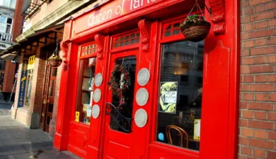 Die Vorderseite der Queen of Tarts - Laura LaRose - cc
