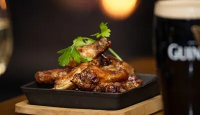 Chicken Wings mit Guinness 1 Chicken Wings - Keogh's Pub, Kinvara