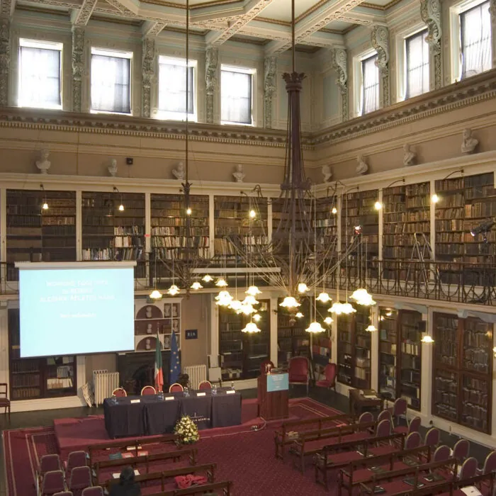 Saal der Royal Irish Academy - KarenRIA - cc