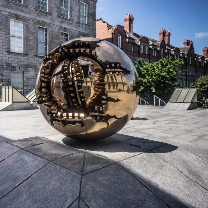 Sphere with Sphere im Trinity College, Dublin - William Murphy - cc