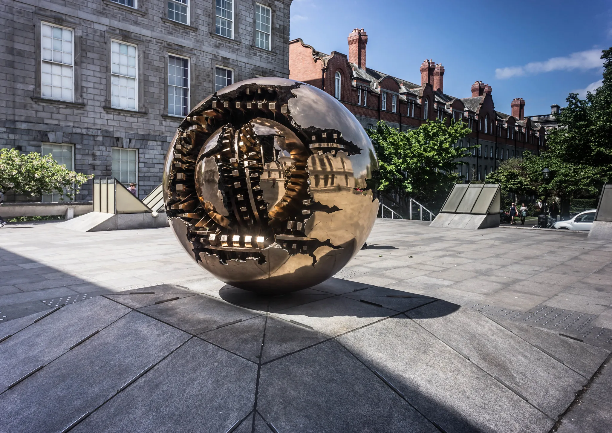 Sphere with Sphere im Trinity College, Dublin - William Murphy - cc