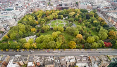 Wege, Rasenflächen und See von St Stephen’s Green in Dublin