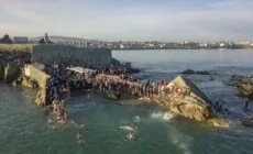 Forty Foot, während des eisigen Weihnachtsschwimmens - © Eugene Remizov