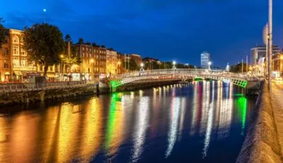 Ha’penny Bridge, berühmte Fußgängerbrücke in Dublin über der Liffey