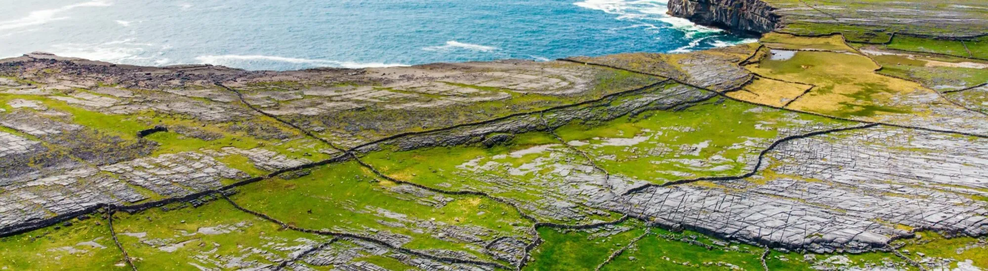 Warum gibt es in Irland so viele Steinmauern?