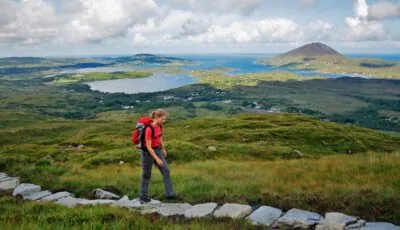 Irland, eine Insel ohne Schlangen... dank des Heiligen Patrick? 2 Eine Wanderin in Connemara - Hiking in Connemara - © panimo