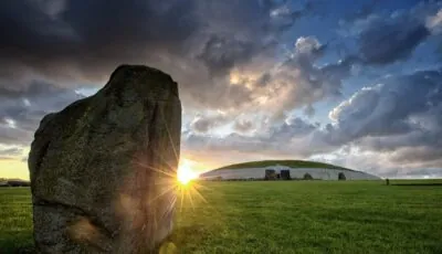 Der prähistorische Hügel von Newgrange im County Meath