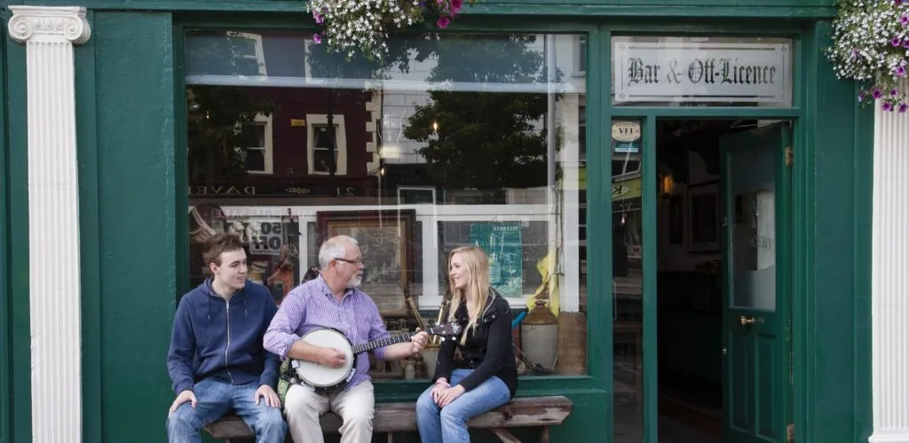 Eine Sitzung mit traditioneller irischer Musik in einem irischen Pub, wo Dirty Old Town aufgeführt wird - © Stephen Power - Tourism Ireland