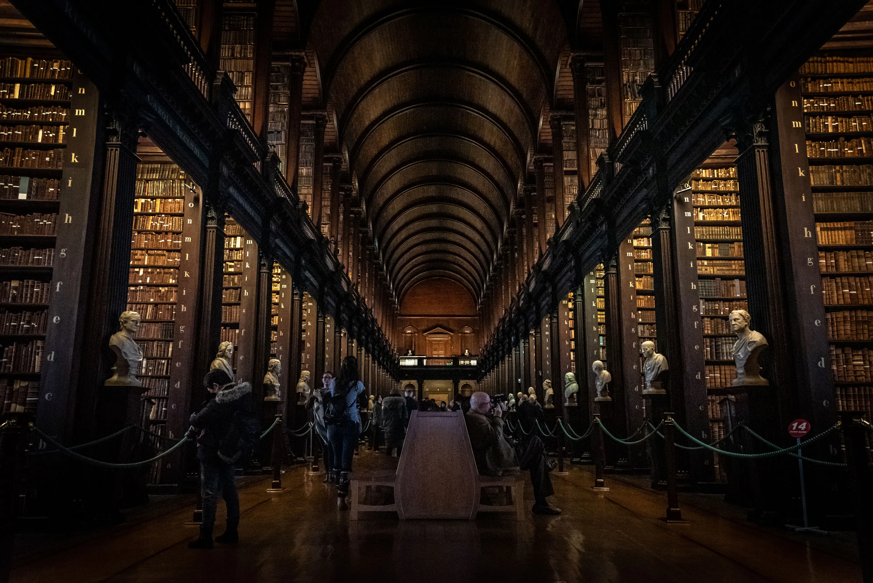 Die Alte Bibliothek des Trinity College in Dublin - © Andres Conema
