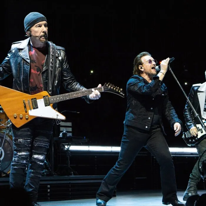 U2 bei einem Konzert mit Bono und The Edge - Paul Jones - cc