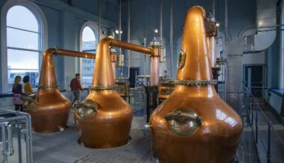 Die kupfernen Destillierapparate von Titanic Distillers - © Tourism Ireland. Chris Hill Photographic