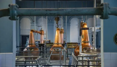 Titanic Distillers 2 Die kupfernen Destillierapparate von Titanic Distillers - © Tourism Ireland. Chris Hill Photographic