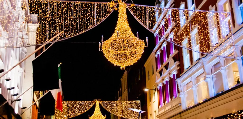 Die Grafton Street wird mit Lichtern geschmückt und es ist einfach fabelhaft!